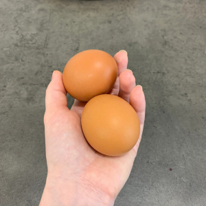 Свекровь рассказала, зачем бьет яйца в пакет: теперь делаю так же